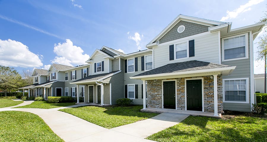 Exterior photo of an apartment community in Florida.