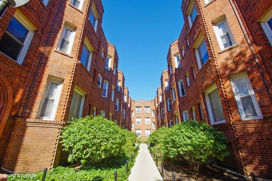 Exterior photo of an apartment community in Chicago, IL